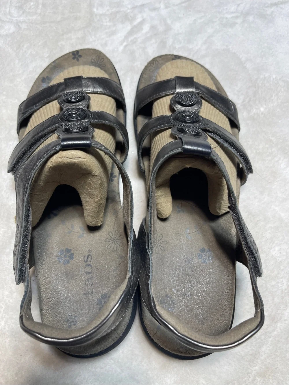 Taos Footwear Gray Leather T-Strap Sandals Size 10